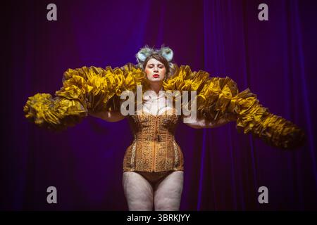London, Großbritannien. Juli 2025. Lady Lion aus Polen tritt bei den „World Burlesque Games 2025“ 13. Extravaganza Show in der Bush Hall auf. Burlesque-Künstler aus der ganzen Welt spielen im historischen Veranstaltungsort Westlondon die Bühne für eine glitzernde und glamouröse Sell-Out-Show, die die Grenzen des Striptease überwindet. Guy Corbishley/Alamy Live News Stockfoto