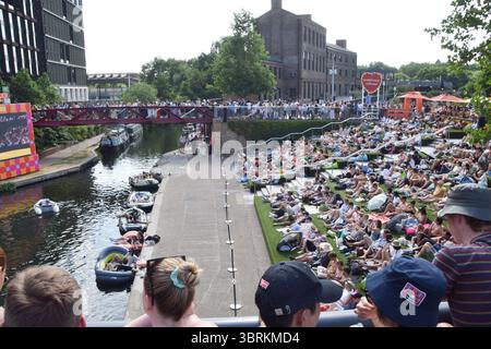 London, Großbritannien. Juli 2025. Die Menschenmassen packen die Stufen und Fußbrücken auf dem Granary Square, um das Wimbledon Männer-Singles-Tennis-Finale zwischen Sinner und Alcaraz auf der großen Everyman-Außenwand neben Regent's Canal in King's Cross zu beobachten. Quelle: Vuk Valcic/Alamy Live News Stockfoto