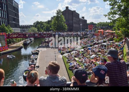 London, Großbritannien. Juli 2025. Die Menschenmassen packen die Stufen und Fußbrücken auf dem Granary Square, um das Wimbledon Männer-Singles-Tennis-Finale zwischen Sinner und Alcaraz auf der großen Everyman-Außenwand neben Regent's Canal in King's Cross zu beobachten. Quelle: Vuk Valcic/Alamy Live News Stockfoto