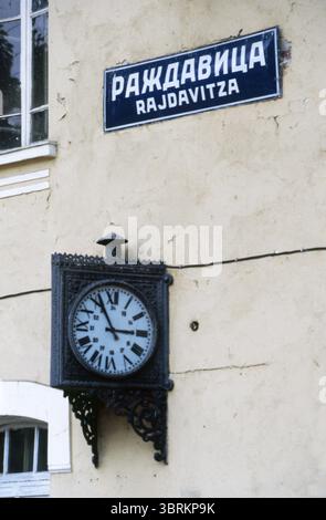 Uhrenbahnhof Razhdavitsa. Dorf Razhdavitsa, Region Kyustendil, Bulgarien Stockfoto