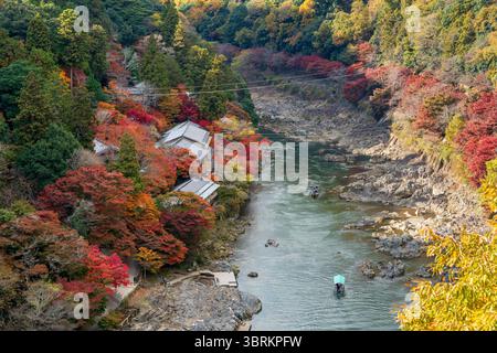 Aus der Vogelperspektive sehen Sie die Boote auf dem Oi und Katsura in der Arashiyama Rankyo Gorge, einer Landschaft mit atemberaubendem Herbst. Kyoto, Japan. Stockfoto