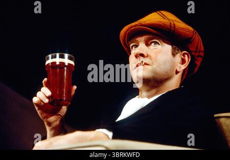 Tom Courtenay (Andy Capp) in ANDY CAPP im Aldwych Theatre, London WC2 28/09/1982 eine Manchester Royal Exchange Theatre Company Produktion Musik & Text: Alan Price Buch & Text: Trevor Peacock Choreograf: Sue Lefton Regisseur: Braham Murray Stockfoto