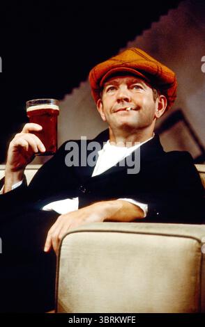 Tom Courtenay (Andy Capp) in ANDY CAPP im Aldwych Theatre, London WC2 28/09/1982 eine Manchester Royal Exchange Theatre Company Produktion Musik & Text: Alan Price Buch & Text: Trevor Peacock Choreograf: Sue Lefton Regisseur: Braham Murray Stockfoto
