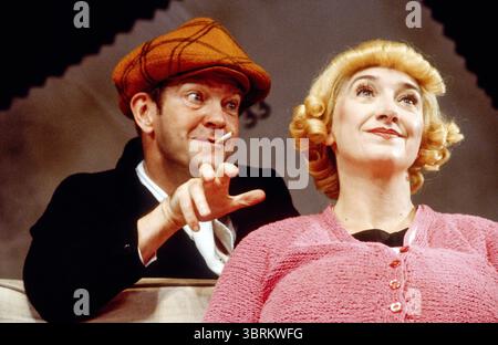 Tom Courtenay (Andy Capp), Val McLane (Florence Capp) in ANDY CAPP im Aldwych Theatre, London WC2 28/09/1982 A Manchester Royal Exchange Theatre Company Produktion Musik & Text: Alan Price Buch & Text: Trevor Peacock Choreograf: Sue Lefton Regisseur: Braham Murray Stockfoto