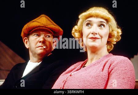 Tom Courtenay (Andy Capp), Val McLane (Florence Capp) in ANDY CAPP im Aldwych Theatre, London WC2 28/09/1982 A Manchester Royal Exchange Theatre Company Produktion Musik & Text: Alan Price Buch & Text: Trevor Peacock Choreograf: Sue Lefton Regisseur: Braham Murray Stockfoto