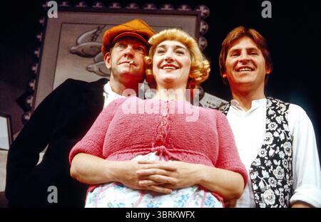 l-r: Tom Courtenay (Andy Capp), Val McLane (Florence Capp), Alan Price in ANDY CAPP im Aldwych Theatre, London WC2 28/09/1982 A Manchester Royal Exchange Theatre Company Produktion Musik & Text: Alan Price Buch & Text: Trevor Peacock Choreograf: Sue Lefton Regisseur: Braham Murray Stockfoto