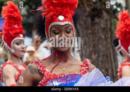 BA NA HILLS, VIETNAM, 25. April 2025, Porträt einer Cancan-Tänzerin auf der Straße Stockfoto