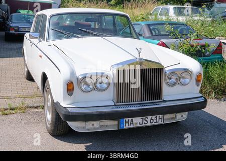 Bammental, Baden Württemberg, Deutschland, 18. Juni 2025, White Rolls Royce Silver Shadow vor einer Oldtimer-Werkstatt Stockfoto