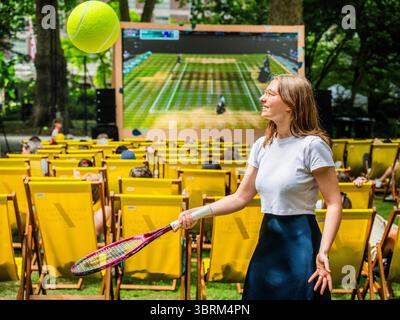 London, Großbritannien. Juli 2025. Wimbledon Vibes: Heißes, sonniges Wetter, Spaß mit riesigen Tennisbällen und das Finalspiel auf dem großen Bildschirm - Marylebones kostenloses Festival kehrt mit einer Woche Wimbledon, Streetfood, Wellness und Familienspaß im Portman Square Garden vom 8. Bis 13. Juli zurück. Es bietet eine Gästeküche mit Pop-ups von lokalen Favoriten, Tennis auf der Großleinwand, Kunstworkshops, eine Bar am Home House und liegt in einem der schönsten Grünflächen Londons, die selten für die Öffentlichkeit zugänglich sind. Guy Bell/Alamy Live News Stockfoto
