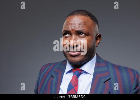 Selbstbewusster afrikanischer Geschäftsmann in formeller Kleidung und Brille, Führung, Ehrgeiz und professionellem Erfolgskonzept Stockfoto