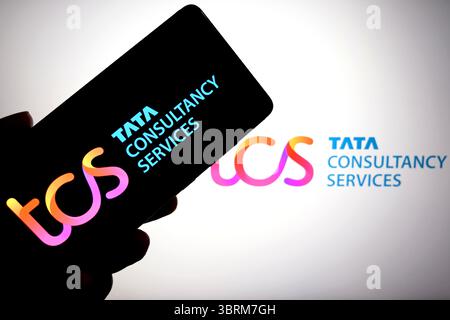 In dieser Abbildung ist ein TCS-Logo (Tata Consultancy Service) auf einem Smartphone und im Hintergrund zu sehen. Stockfoto