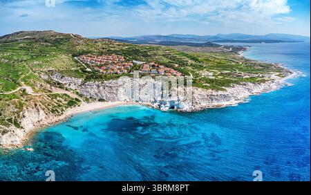 Panoramablick auf einen atemberaubenden Strand mit türkisfarbenem Wasser und markanten weißen Klippen entlang der Mittelmeerküste Stockfoto