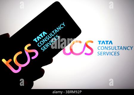 Indien. Juli 2025. In dieser Abbildung ist ein TCS-Logo (Tata Consultancy Service) auf einem Smartphone und im Hintergrund zu sehen. (Credit Image: © Avishek das/SOPA Images via ZUMA Press Wire) NUR REDAKTIONELLE VERWENDUNG! Nicht für kommerzielle ZWECKE! Stockfoto