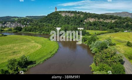 Drohnenblick auf den sich schlängelnden Fluss Forth und das Wallace Monument in der Nähe von Stirling, Schottland Stockfoto
