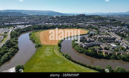 Drohnenansicht des Flusses Forth, der sich an der Stadt Stirling, Schottland, vorbeischlängelt. Stockfoto