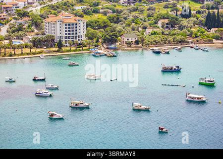 30. April 2025, Ildir, Turkiye: Aus der Vogelperspektive zahlreicher Boote, die auf ruhigen Küstengewässern in der Nähe einer üppigen, grünen Küste schwimmen Stockfoto