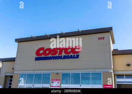 ROCKY VIEW, KANADA - 2. MAI 2025: Vordereingang des Costco Wholesale Stores in Rocky View, Alberta, Kanada. Costco ist einer der größten Einzelhändler in t Stockfoto