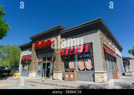 CALGARY, KANADA - 30. MAI 2025: Eingang von Tim Hortons, Kanadas größter Kaffeehaus und Restaurantkette, die Kaffee, Donuts, Sandwiches, bre serviert Stockfoto