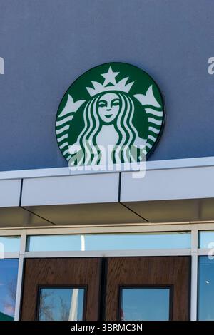 ROCKY VIEW, KANADA - 2. MAI 2025: Eintrittslogo von Starbucks vor einem Starbucks Coffee Outlet in CrossIron Mills. Starbucks Corporation ist Interna Stockfoto