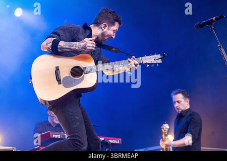 Bodelva, Großbritannien. Juli 2025. Frank Turner tritt bei der letzten der diesjährigen Eden Sessions im Eden Project in Cornwall auf. Frank hat zehn Soloalben veröffentlicht und eine Kultfolge von engagierten Fans aufgebaut. Quelle: Mark Passmore/ Alamy Live News Stockfoto