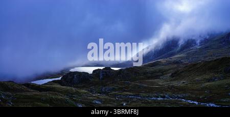 Llyn Ogwen und Tryfan im Eryri-Nationalpark, bevor die Wolken brechen Stockfoto