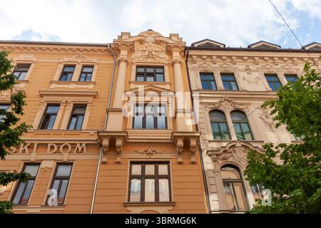 LJUBLJANA, SLOWENIEN - 21. MAI 2025: Ein beeindruckender Flachwinkelblick auf die traditionelle europäische Architektur in Ljubljana, Slowenien, mit dem detaillierten fac Stockfoto