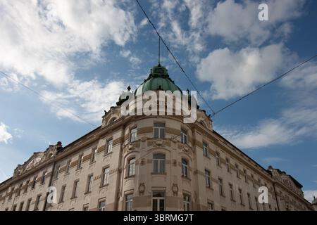 LJUBLJANA, SLOWENIEN - 21. MAI 2025: Ein großartiger Flachwinkelblick auf das historische Hotel Union in Ljubljana, Slowenien, ein ikonisches Beispiel für Jugendstilarchit Stockfoto