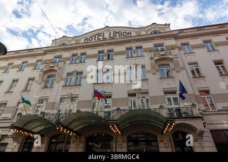 LJUBLJANA, SLOWENIEN - 21. MAI 2025: Ein großartiger Flachwinkelblick auf das historische Hotel Union in Ljubljana, Slowenien, ein ikonisches Beispiel für Jugendstilarchit Stockfoto