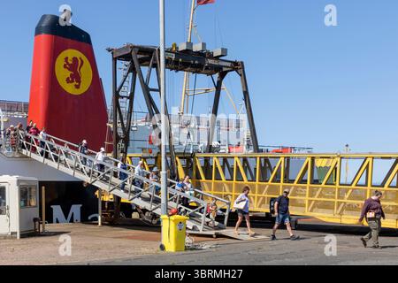 Passagiere, die die MV Isle of Arran, Eilean Arainn in Gälisch verlassen, im Besitz von Caledonian MacBrayne Anlegeplatz am Ardrossan Pier, Ayrshire, Schottland, Großbritannien Stockfoto