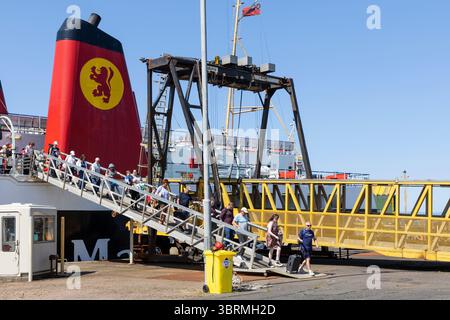 Passagiere, die die MV Isle of Arran, Eilean Arainn in Gälisch verlassen, im Besitz von Caledonian MacBrayne Anlegeplatz am Ardrossan Pier, Ayrshire, Schottland, Großbritannien Stockfoto