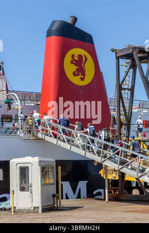 Passagiere, die an Bord der MV Isle of Arran, Eilean Arainn in Gälisch, im Besitz von Caledonian MacBrayne Anlegeplatz am Ardrossan Pier, Ayrshire, Schottland, Großbritannien, einsteigen Stockfoto
