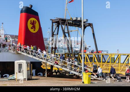 Passagiere, die an Bord der MV Isle of Arran, Eilean Arainn in Gälisch, im Besitz von Caledonian MacBrayne Anlegeplatz am Ardrossan Pier, Ayrshire, Schottland, Großbritannien, einsteigen Stockfoto