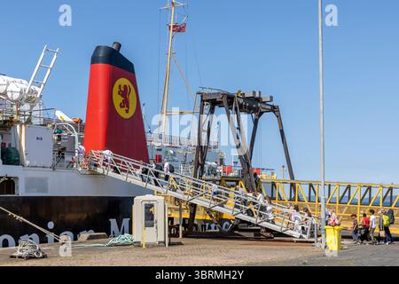 Passagiere, die an Bord der MV Isle of Arran, Eilean Arainn in Gälisch, im Besitz von Caledonian MacBrayne Anlegeplatz am Ardrossan Pier, Ayrshire, Schottland, Großbritannien, einsteigen Stockfoto
