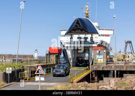 Fahrzeuge verlassen die MV Isle of Arran, Eilean Arainn in Gälisch, im Besitz von Caledonian MacBrayne, Anlegeplatz am Ardrossan Pier, Ayrshire, Schottland, Großbritannien Stockfoto