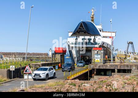 Fahrzeuge verlassen die MV Isle of Arran, Eilean Arainn in Gälisch, im Besitz von Caledonian MacBrayne, Anlegeplatz am Ardrossan Pier, Ayrshire, Schottland, Großbritannien Stockfoto