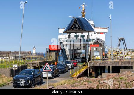 Fahrzeuge verlassen die MV Isle of Arran, Eilean Arainn in Gälisch, im Besitz von Caledonian MacBrayne, Anlegeplatz am Ardrossan Pier, Ayrshire, Schottland, Großbritannien Stockfoto