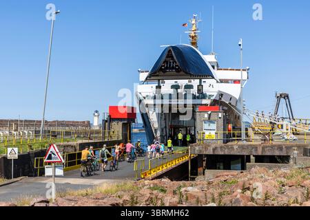 Radfahrer gehen an Bord der MV Isle of Arran, Eilean Arainn in Gälisch, im Besitz von Caledonian MacBrayne Anlegeplatz am Ardrossan Pier, Ayrshire, Schottland, Großbritannien Stockfoto