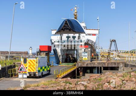 NHS Ambulance an Bord der MV Isle of Arran, Eilean Arainn in Gälisch, im Besitz von Caledonian MacBrayne Anlegeplatz am Ardrossan Pier, Ayrshire, Schottland, Stockfoto