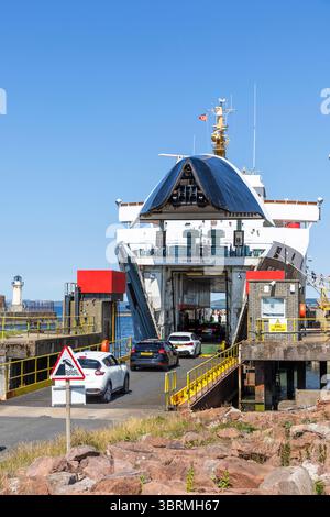 Fahrzeuge an Bord der MV Isle of Arran, Eilean Arainn in gälisch, im Besitz von Caledonian MacBrayne Anlegeplatz am Ardrossan Pier, Ayrshire, Schottland, Großbritannien Stockfoto