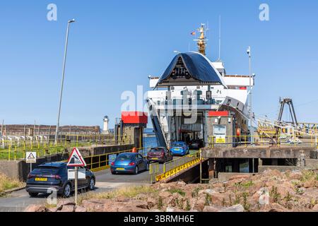 Fahrzeuge an Bord der MV Isle of Arran, Eilean Arainn in gälisch, im Besitz von Caledonian MacBrayne Anlegeplatz am Ardrossan Pier, Ayrshire, Schottland, Großbritannien Stockfoto