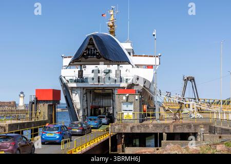 Fahrzeuge an Bord der MV Isle of Arran, Eilean Arainn in gälisch, im Besitz von Caledonian MacBrayne Anlegeplatz am Ardrossan Pier, Ayrshire, Schottland, Großbritannien Stockfoto