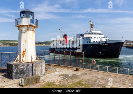 MV Isle of Arran, Eilean Arainn in Gälisch, im Besitz von Caledonian MacBrayne, verließ Ardrossan Pier in Ayrshire, Schottland, Großbritannien, am Leuchtturm vorbei. Stockfoto