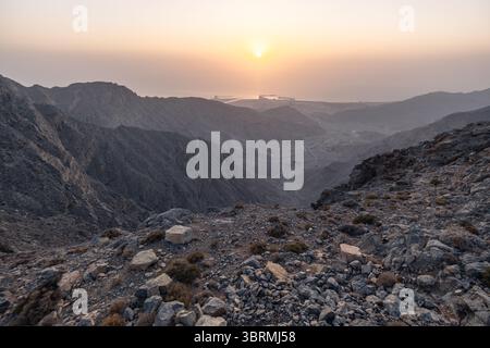 Golden Hour Berglandschaft, Jebel Jais Silhouette Gegen Sonnenuntergang Himmel Stockfoto