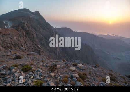 Filmischer Blick auf die Jebel Jais Berge in Twilight Glow, VAE Stockfoto