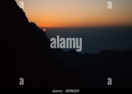 Filmischer Sonnenuntergang über Mountain Silhouettes, Jebel Jais, VAE Stockfoto