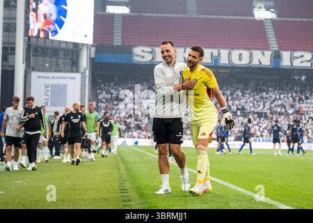 Kopenhagen, Dänemark. Juli 2025. Torhüter Daniel Heuer Fernandes vom Hamburger SV mit Torhütertrainer Sven Höh bei einem Freundschaftsspiel zwischen dem FC Kopenhagen und dem Hamburger SV in Parken in Kopenhagen. Stockfoto