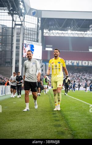 Kopenhagen, Dänemark. Juli 2025. Torhüter Daniel Heuer Fernandes vom Hamburger SV mit Torhütertrainer Sven Höh bei einem Freundschaftsspiel zwischen dem FC Kopenhagen und dem Hamburger SV in Parken in Kopenhagen. Stockfoto