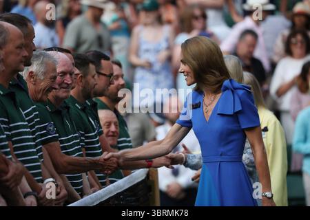London, Großbritannien. Juli 2025. Catherine, Prinzessin von Wales, dankt den Mitarbeitern des Gelände nach dem Wimbledon Men's Singles Match am 14. Tag der Wimbledon Championships 2025 in London am Sonntag, den 13. Juli 2025. Foto: Hugo Philpott/UPI Credit: UPI/Alamy Live News Stockfoto