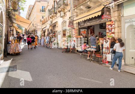 Taormina, Sizilien, Italien - 29. September 2024: In der Bar im historischen Zentrum von Taormina in der Provinz MES genießen die Menschen Getränke Stockfoto