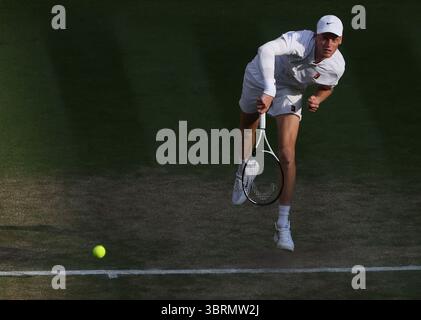 London, Großbritannien. Juli 2025. Der Italiener Jannik Sinner spielt am 14. Tag der Wimbledon Championships 2025 in London am 13. Juli 2025 im Wimbledon-Finale gegen den Spanier Carlos Alcaraz. Foto: Hugo Philpott/UPI Credit: UPI/Alamy Live News Stockfoto